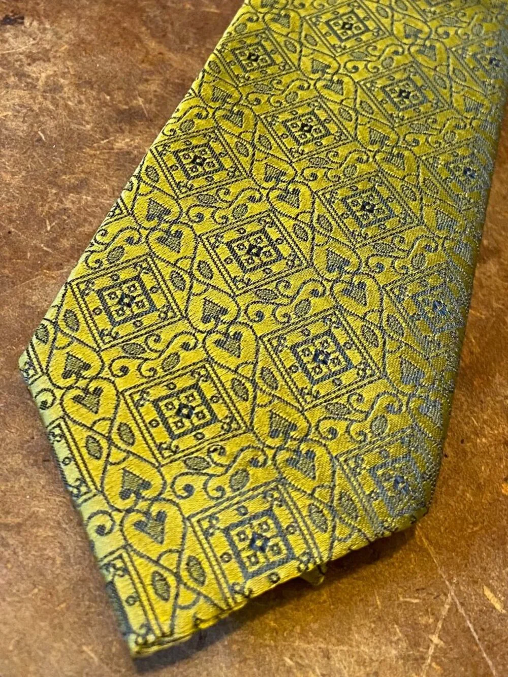 1960s Wembley Slim Tie Gold Metallic w/ Hearts Vintage Vegas Playing Cards